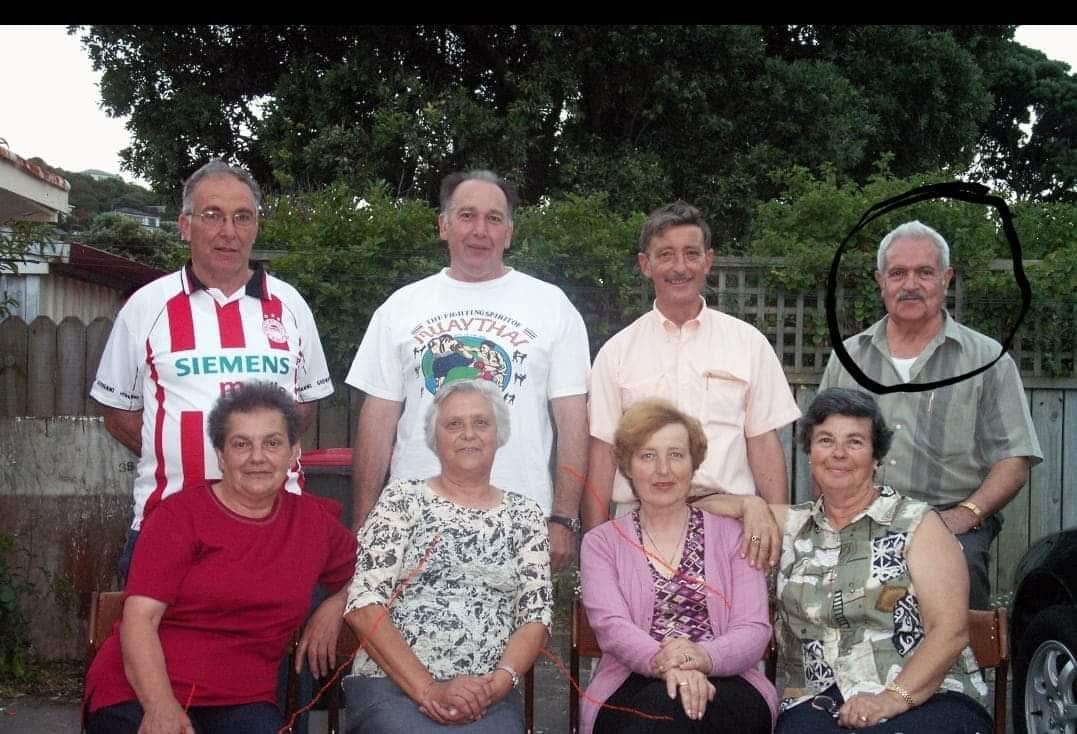 Ο Χρήστος Τζανουδάκης εικονίζεται μέσα στον κύκλο