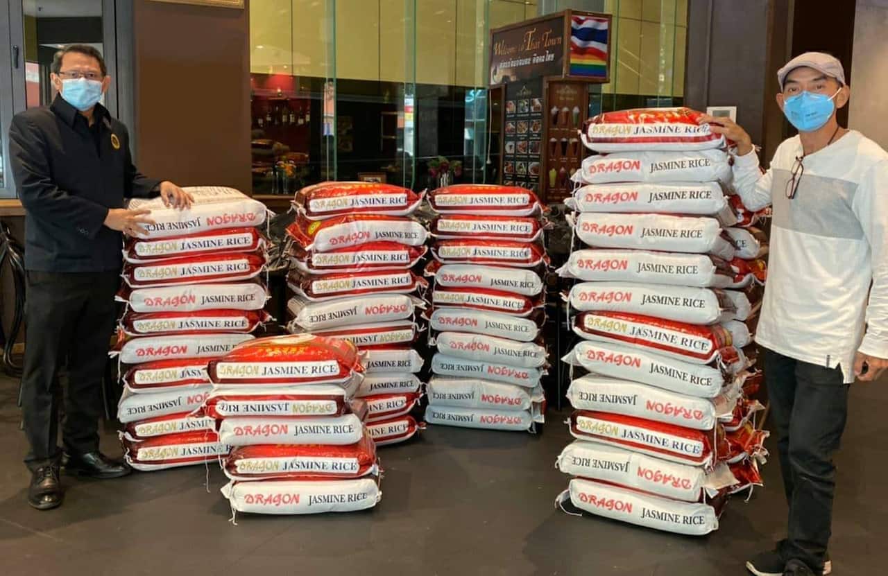 สถานกงสุลใหญ่ซิดนีย์ นำโดยท่านกงสุล (ซ้าย) แจกข้าวสารให้แก่คนไทยที่เดือดร้อนช่วงวิกฤตโควิด-19