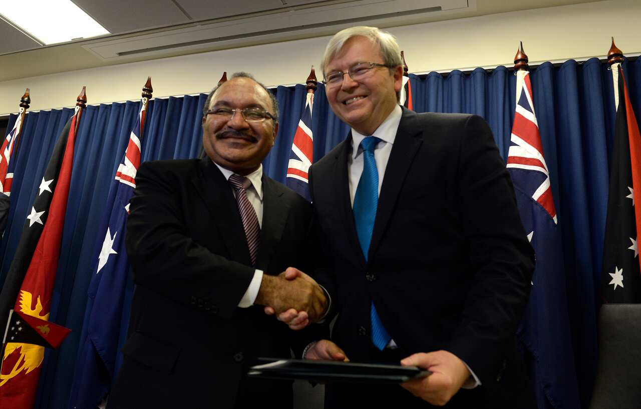 Kevin Rudd (right) and Papua New Guinea Prime Minister Peter O'Neill after signing an agreement to process asylum seekers in 2013