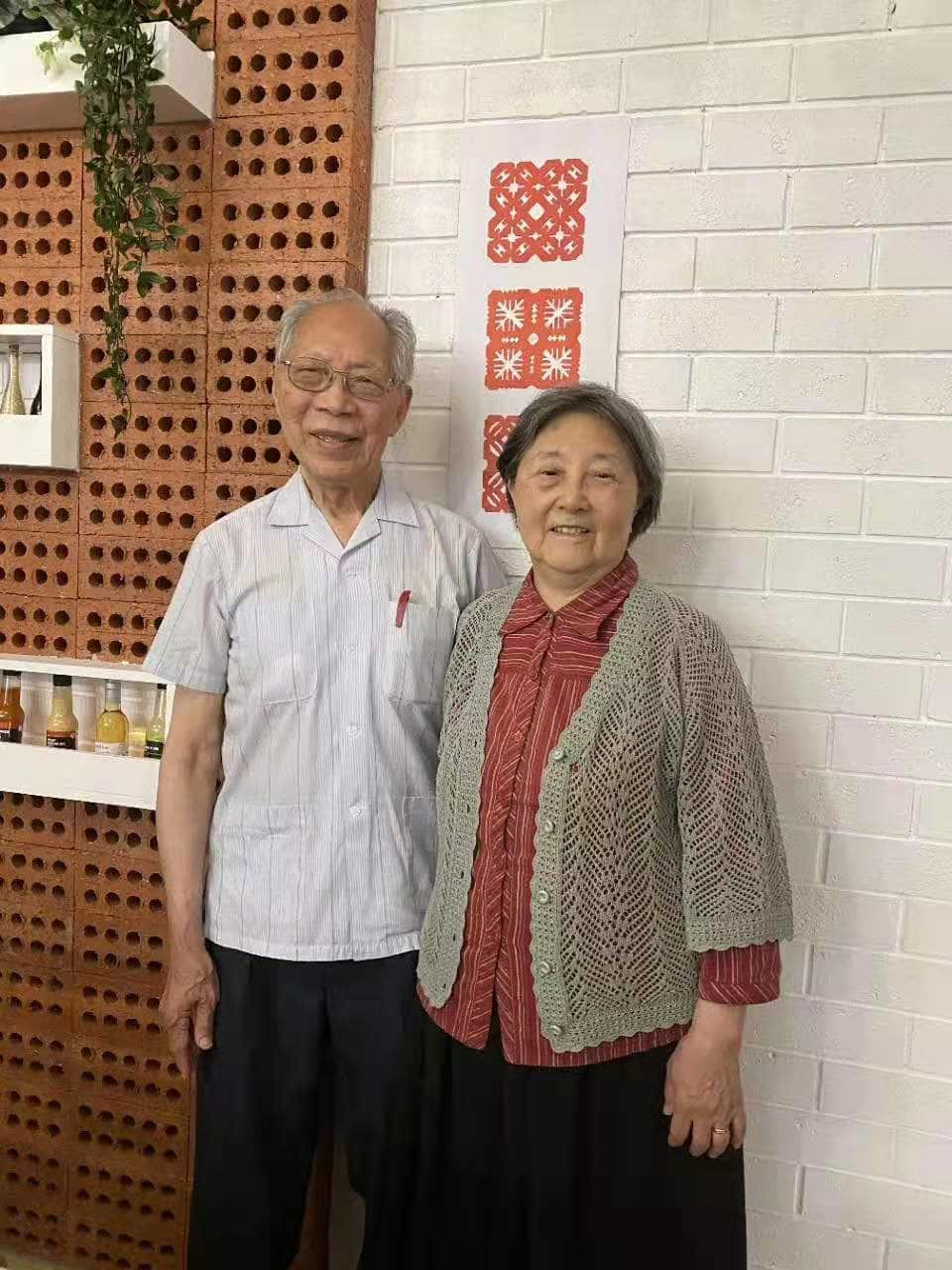 王叔叔和刘阿姨（右）