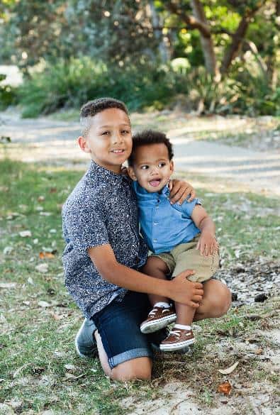 马库斯和弟弟。