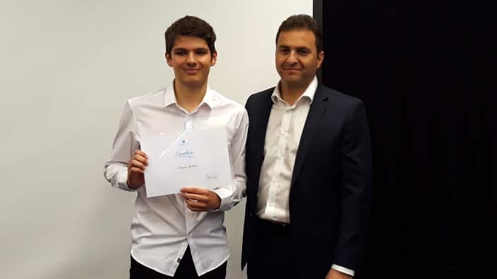 Ο μαθητής Simon Seddon που διακρίθηκε στο μάθημα των Αρχαίων Ελληνικών με τον αντιπρόεδρο της Ελληνικής Κοινότητας Μελβούρνης, Νίκο Κουκουβιτάκη