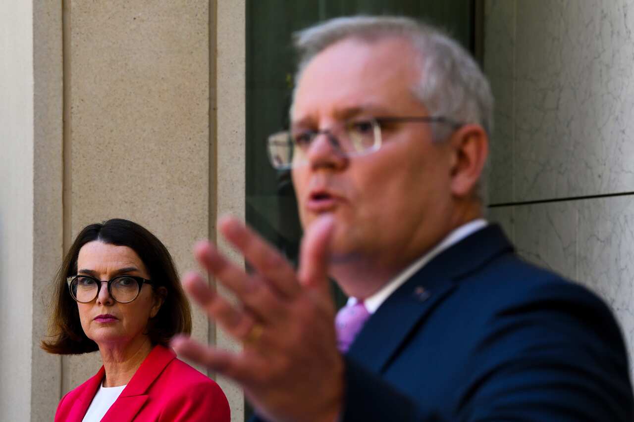 Ministra dos Serviços Sociais, Anne Ruston a ouvir o Primeiro Ministro, Scott Morrison.