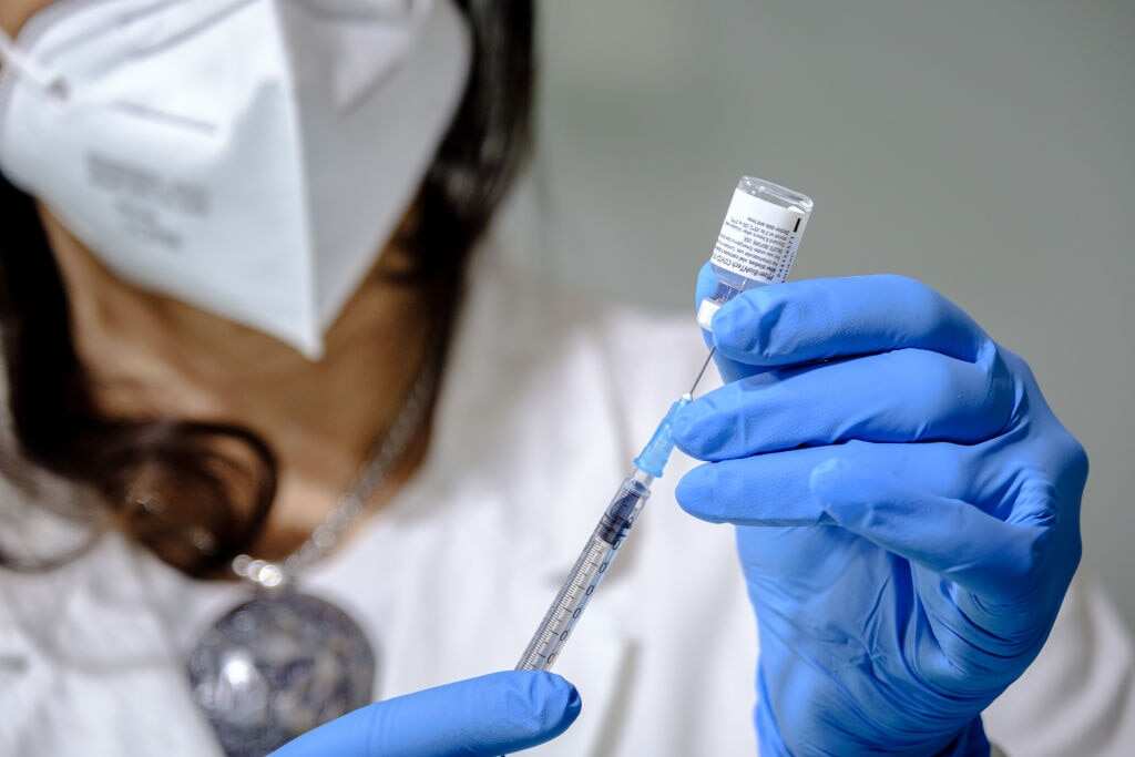 España dará tercera dosis de vacuna COVID a mayores de 60 años.