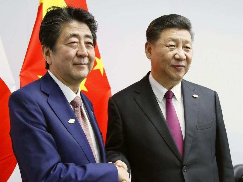 Japan's Shinzo Abe (L) and China's Xi Jinping
