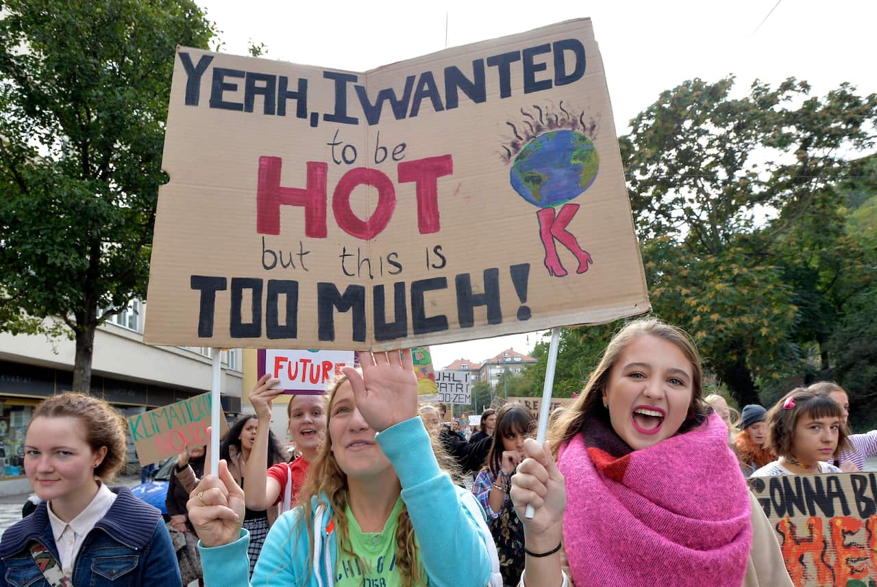 Students strike for climate protection and emission lowering.
