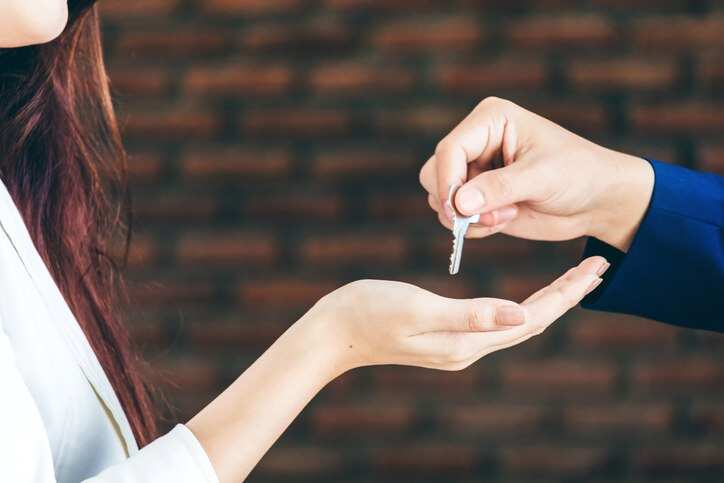 Real estate agents in Australia are going the extra mile to attract Chinese buyers. 