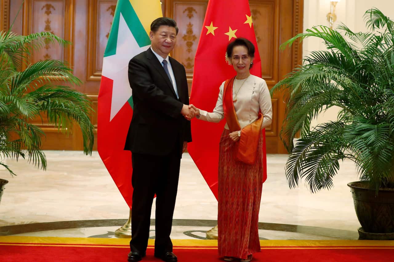 Myanmar State Counselor Aung San Suu Kyi (R) greets with Chinese President Xi Jinping as part of his official visit. 