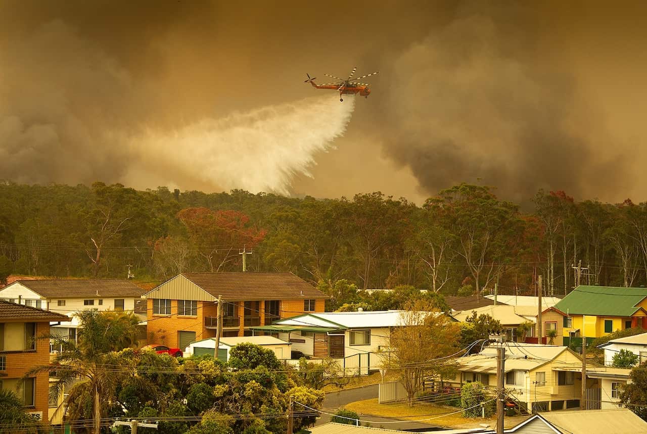 Ndege yakabiliana na moto wa vichaka katika kitongoji cha Harrington, NSW