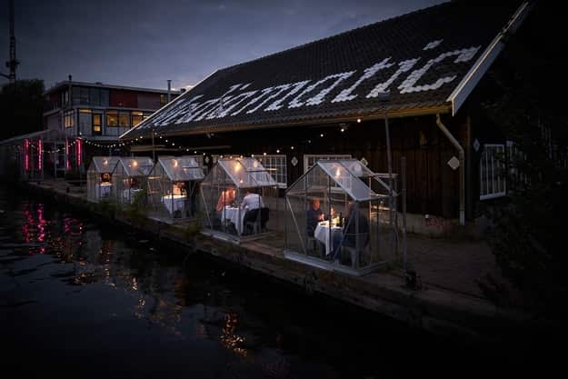 This Amsterdam restaurant installed miniature greenhouses to keep customers separate.