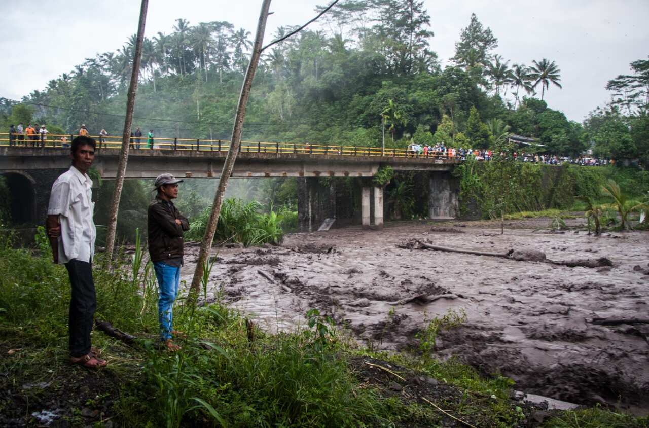 La gente se acerca a las orillas del río Yeh Sah en Karangasem Regency de Bali, Indonesia, el 28 de noviembre de 2017 (AAP)