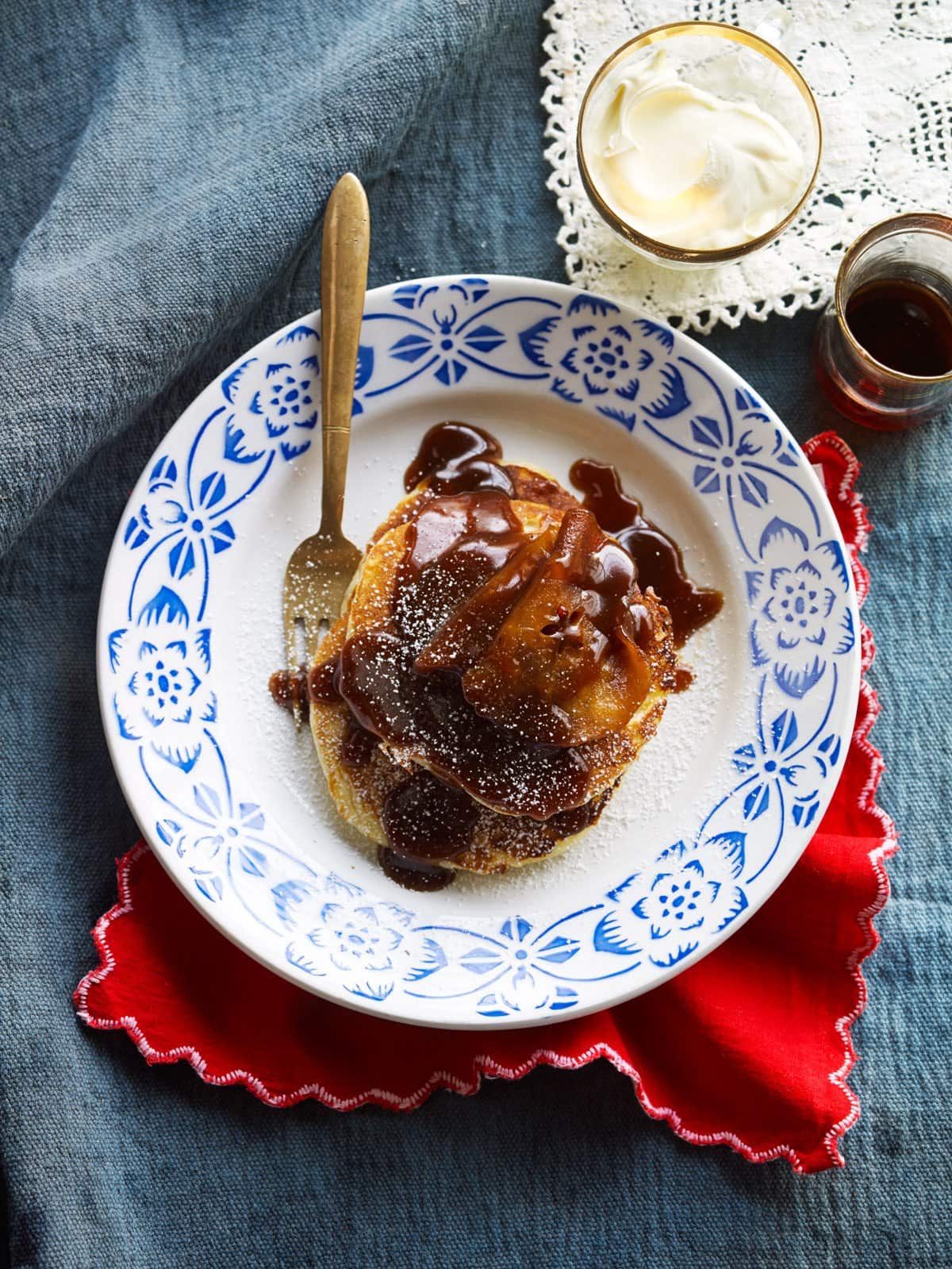 Cottage cheese pancakes with sour cream and caramelised apples (syrniki)