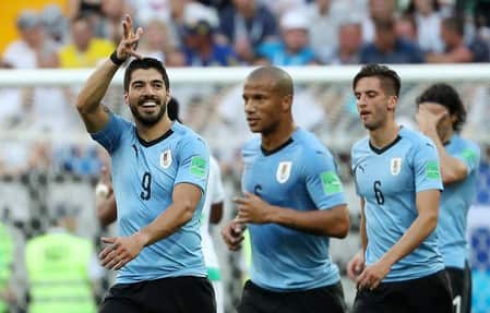 Suarez scores to put Uruguay up 1-0 against Saudi Arabia at halftime