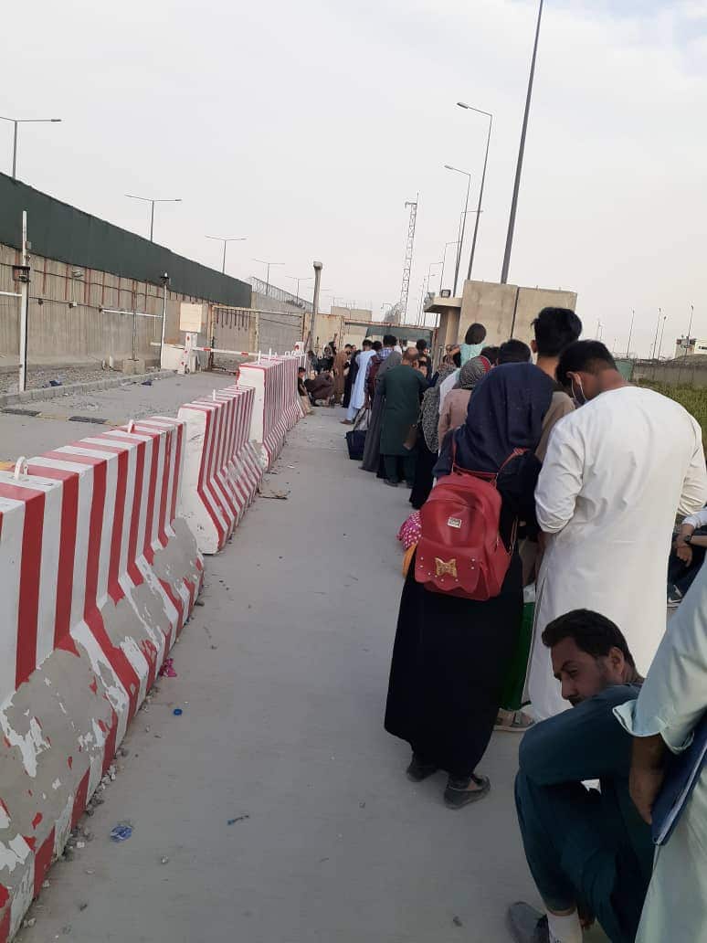 گروهی از مترجمان سابق لفغان در برابر فرودگاه کابل