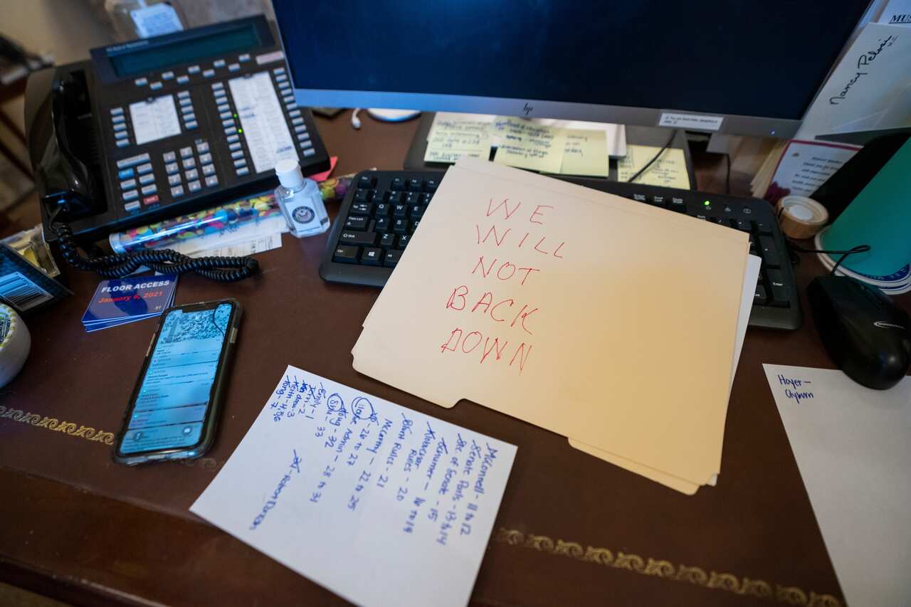 The note left on the desk of House Speaker Nancy Pelosi