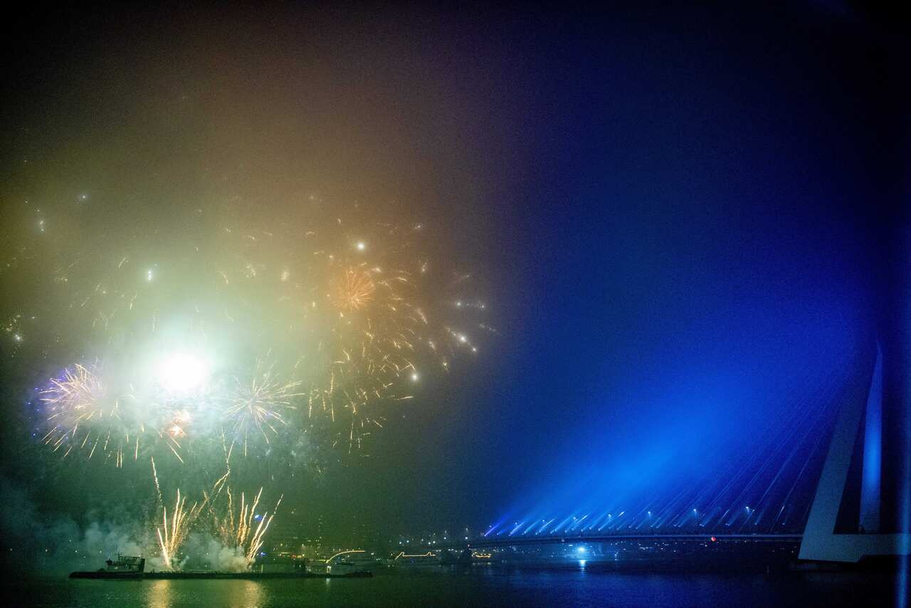 epa08096576 Children watch a fireworks show during the National Children's Fireworks as part of New Year celebrations in front of the Erasmus Bridge in Rotterdam, Netherlands, 31 December 2019.  EPA/ROBIN UTRECHT