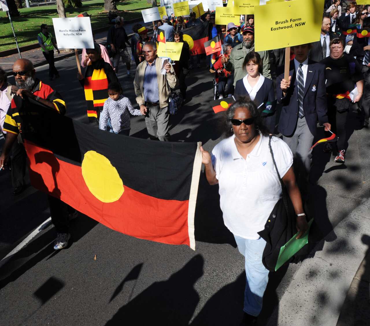 More than 100 indigenous and non-indigenous Australians march along Macquarie Street to celebrate the 10th anniversary of Sorry Day, Sydney, May 26, 2008.