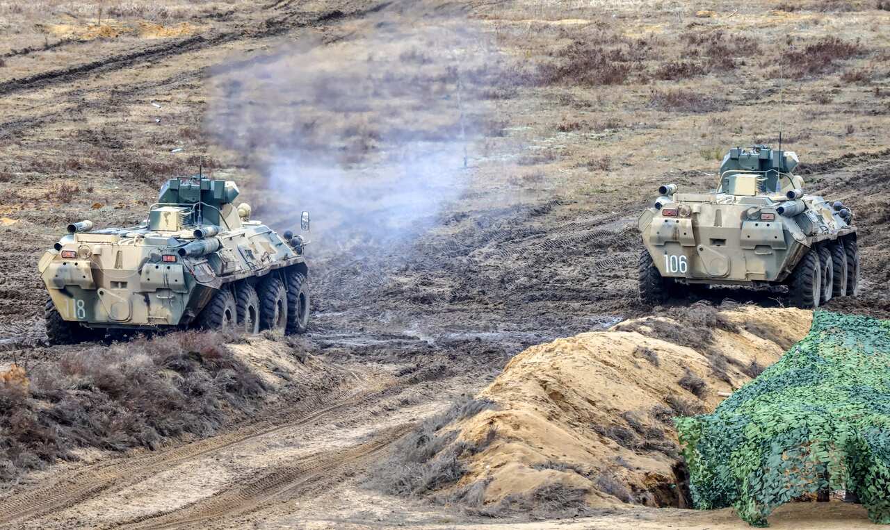 Amphibious armored personnel carriers take part in joint military drills held by Belarusian and Russian troops at the Obuz-Lesnovsky training ground.