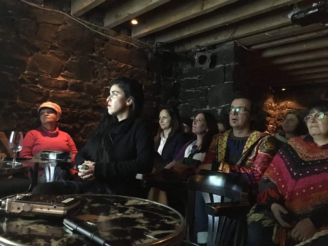 Audiencia en lectura de poemas