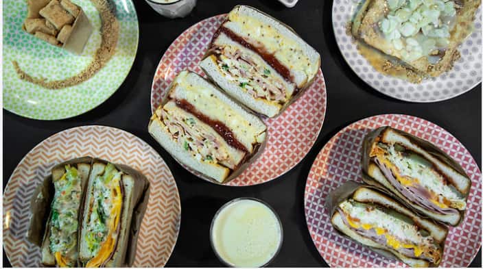 Translating to "bridge" in Korean, Dari connects Korean street food with Melbourne cafe culture.