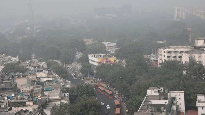 epa06313033 An aerial view shows buildings engulfed in smog, in New Delhi, India, 07 November 2017. People in the Indian capital city are struggling with heavily polluted air as air quality hit 'severe levels,' media reported.  EPA/HARISH TYAGI
