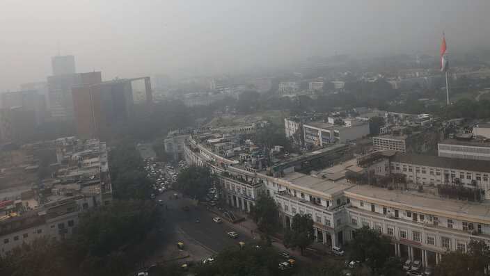 epa06313031 An aerial view shows buildings engulfed in smog, in New Delhi, India, 07 November 2017. People in the Indian capital city are struggling with heavily polluted air as air quality hit 'severe levels,' media reported.  EPA/HARISH TYAGI