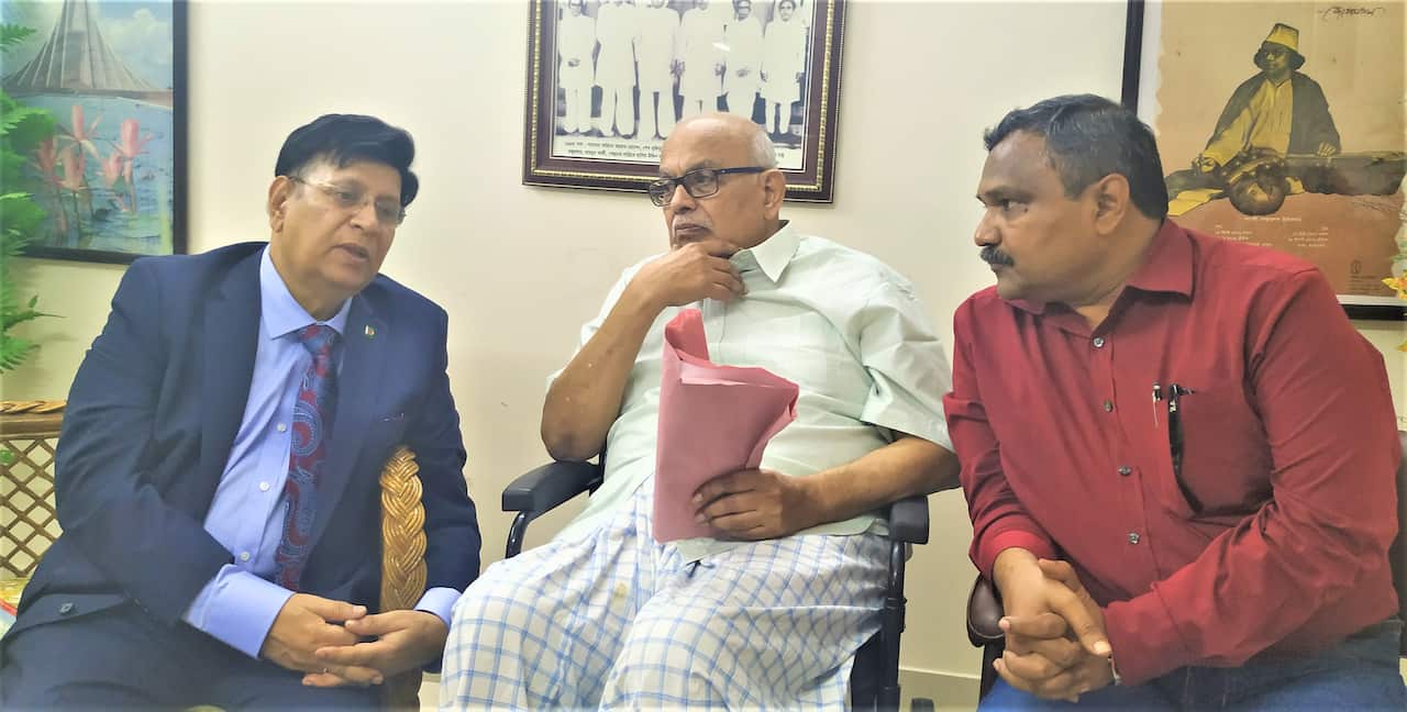 একটি ঘরোয়া আড্ডায় সদ্যপ্রয়াত লেখক-সাংবাদিক আব্দুল গাফ্ফার চৌধুরী (মাঝে), বাংলাদেশের পররাষ্ট্রমন্ত্রী এম আব্দুল মোমেন (বাঁয়ে) এবং প্রতিবেদক আলী হাবিব (ডানে) 