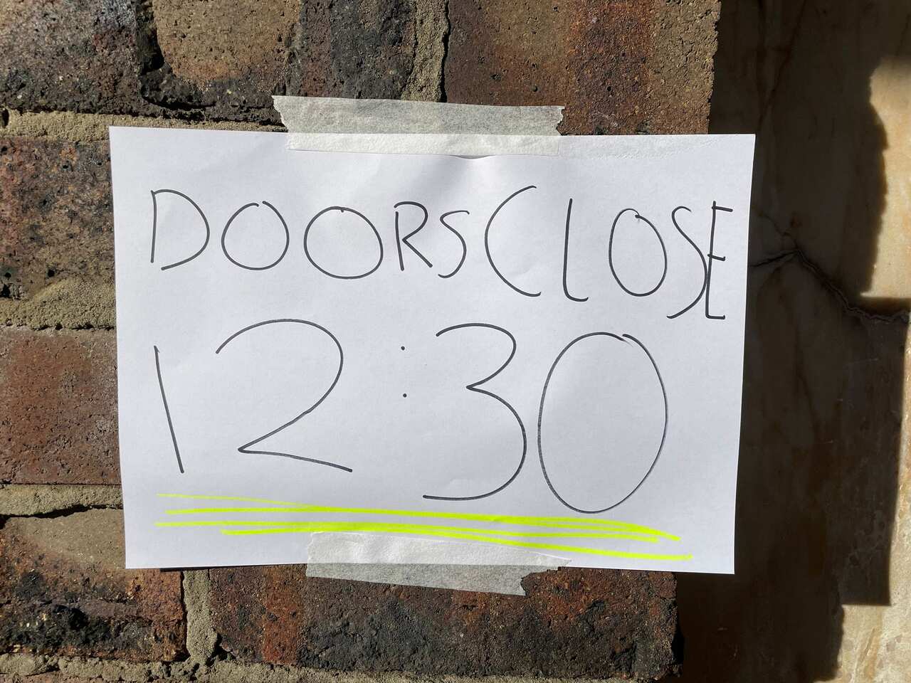 私營診所檢測站張貼貼紙下午12點半停止服務