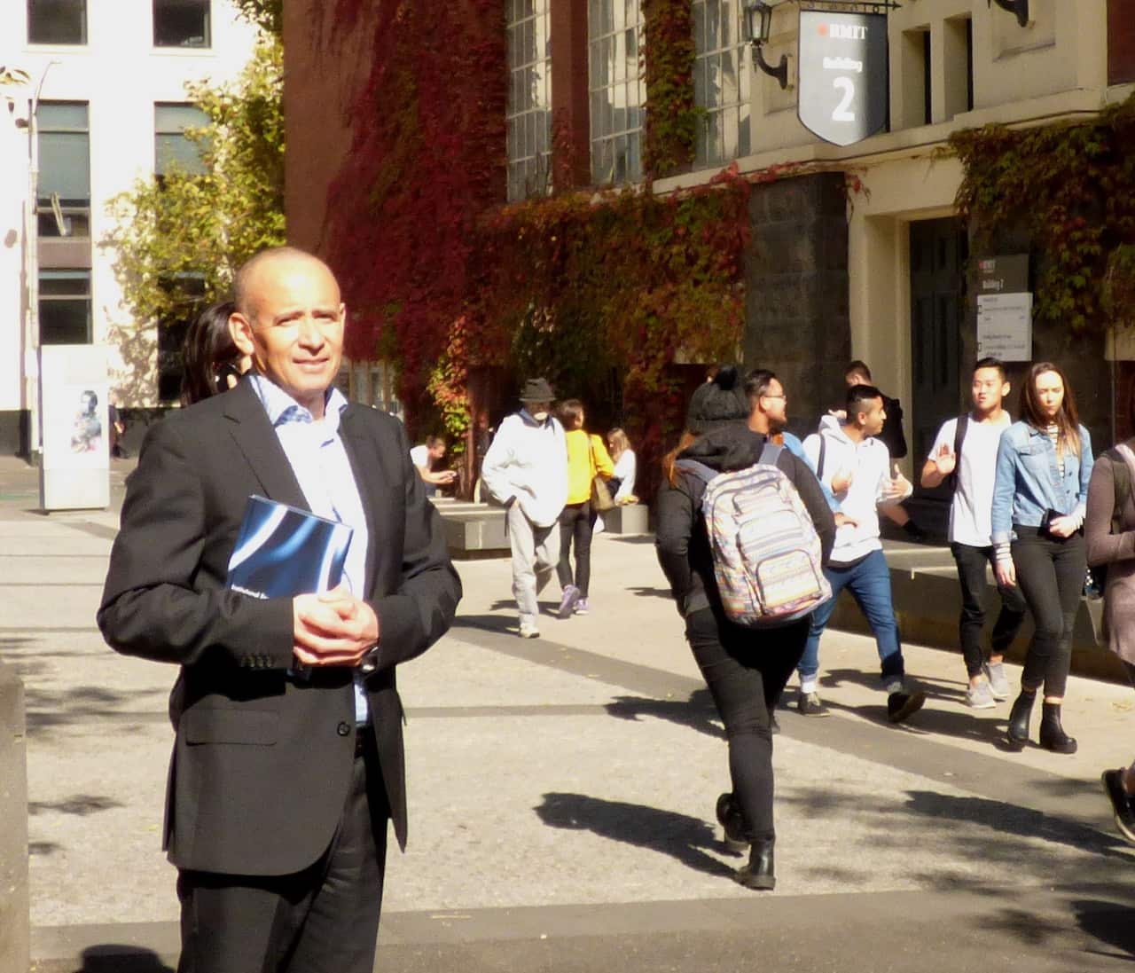 Ángel en el campus de la Universidad RMIT, donde actualmente se desempeña como asesor principal del departamento de planificación e investigación.