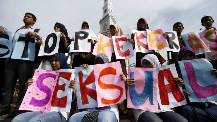 Indonesian female activists form a banner during a peace rally against sexual violence on children and on women in Banda Aceh, 11/05/2016.