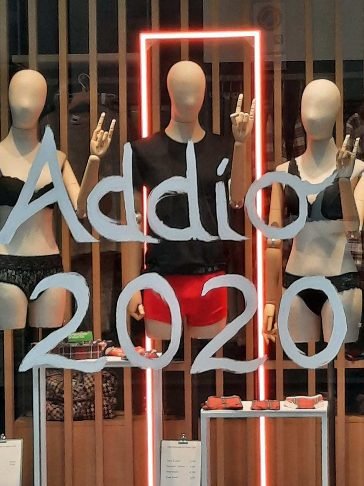 L'addio al 2020 in una vetrina di un negozio a Faenza, Ravenna.