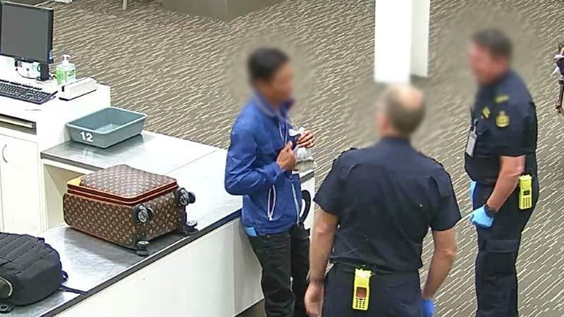 ماموران فرودگاه ادلاید در حال بازداشت یک مرد که قصد داشتن به طور مخفیانه یک ماهی وارد استرالیا کند.