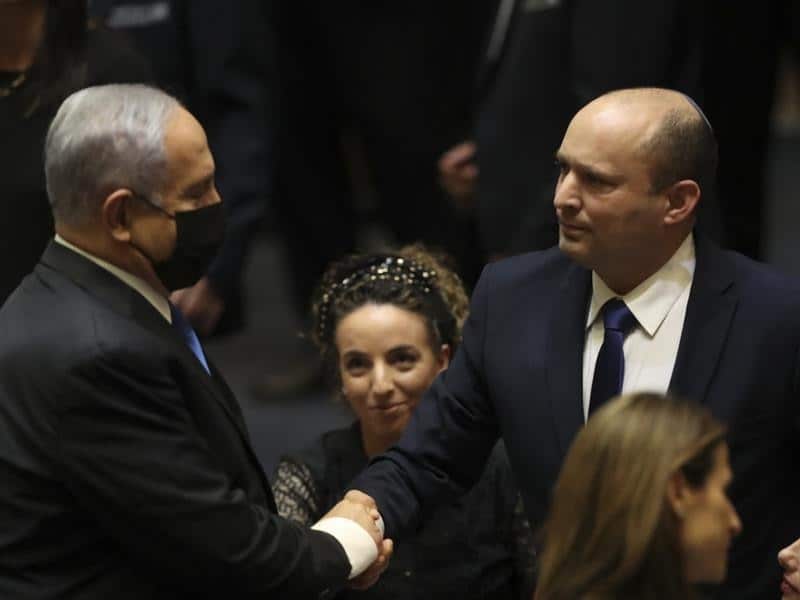 Benjamin Netanyahu (L) and Naftali Bennett