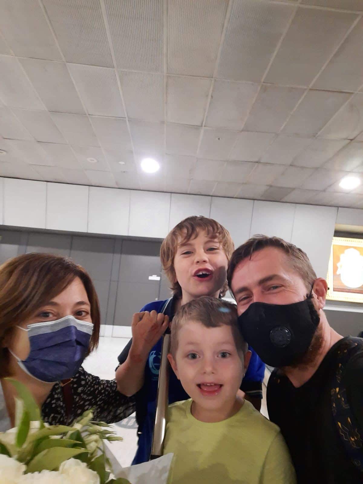 All'aeroporto di Melbourne, l'abbraccio della famiglia riunita