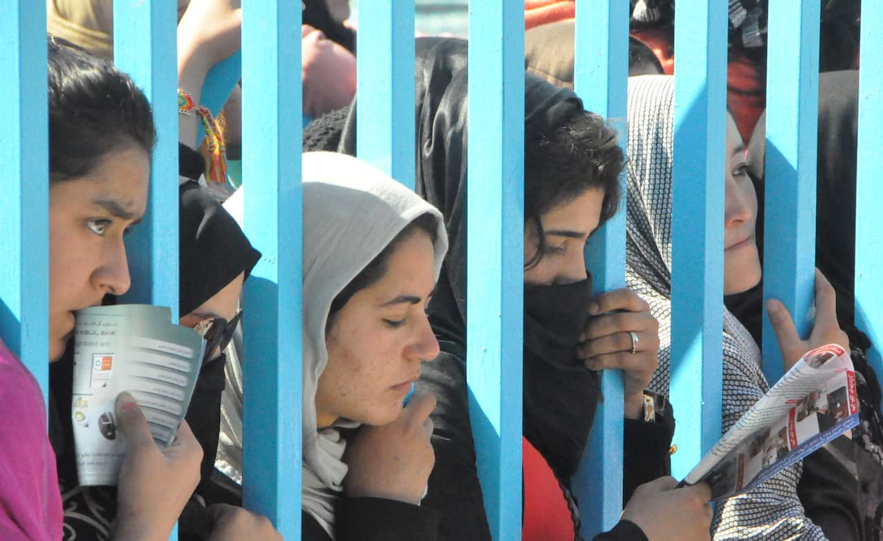 زنان در حال تماشای جشن نوروز ۱٣٩٥، مزار شریف، بلخ، افغانستان.