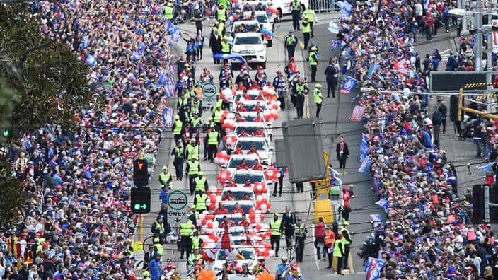 Fans gather along Wellington Parade for of the AFL Grand Final Parade in Melbourne, Friday, Sept. 30, 2016. (AAP Image/Julian Smith) NO ARCHIVING
