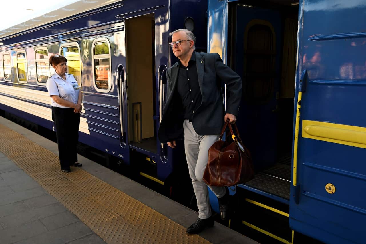 總理艾巴尼斯從波蘭乘坐裝甲防彈火車,到訪烏克蘭首都基輔。2022年7月3日。