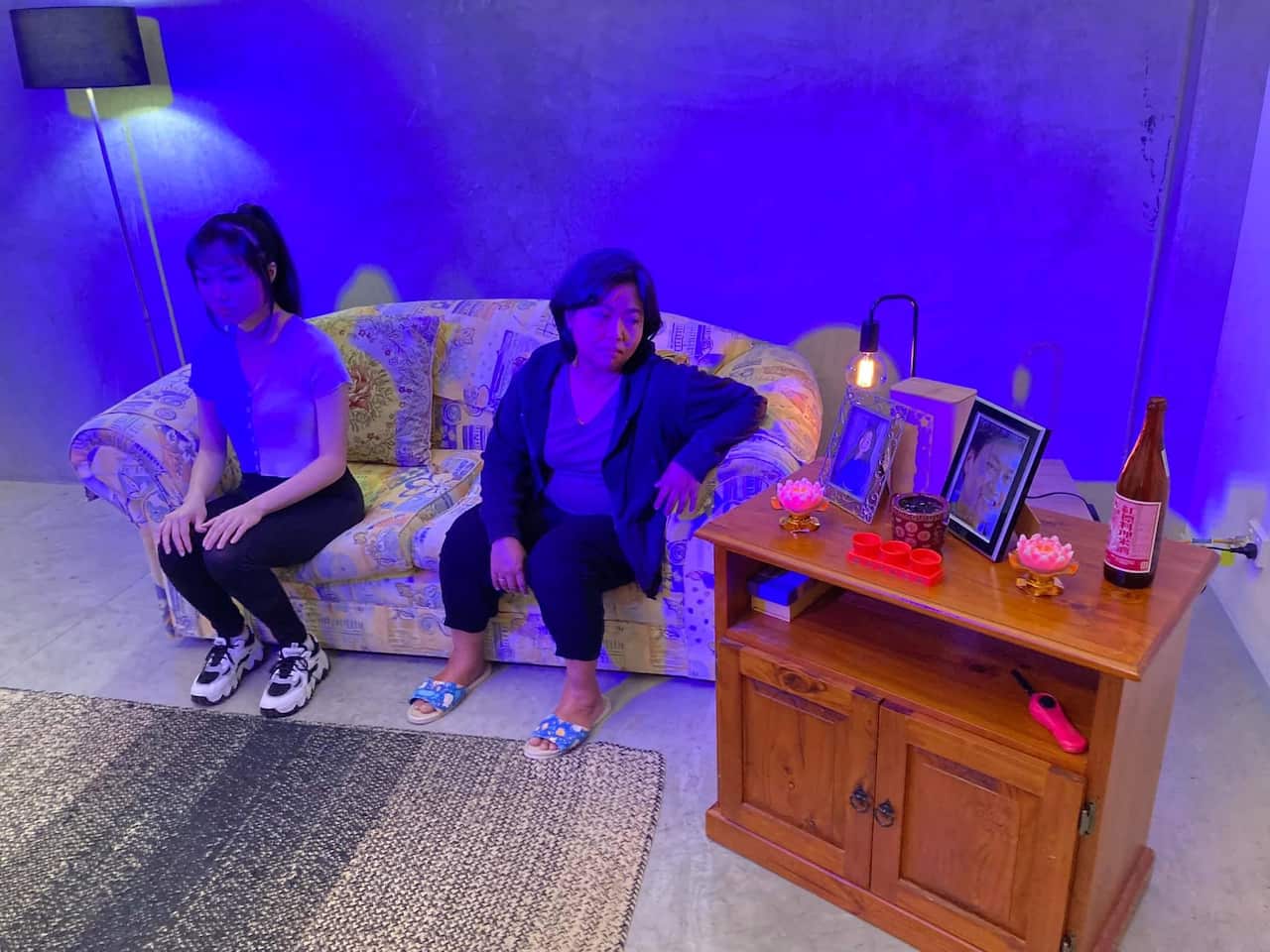 劇中60多歲的華裔寡母，失去女兒悲痛至極。