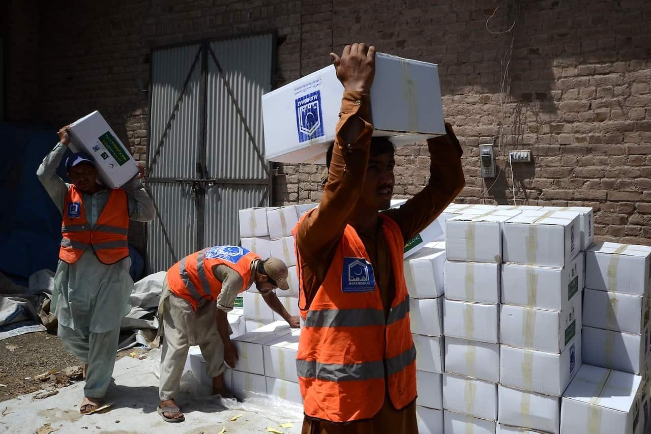 کارگران بنیاد الخدمت در حال بارگذاری بسته‌های کمکی بر کامیونی که قرار است به منطقه زلزله‌زده چمکنی در ولایت پکتیکا برود.