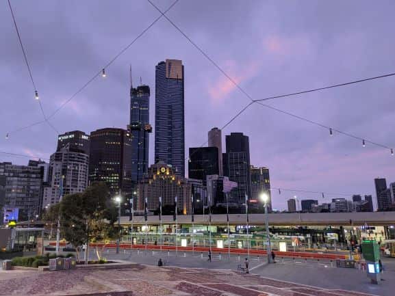 Un'immagine dell'alba a Federation square, nel cuore di Melbourne