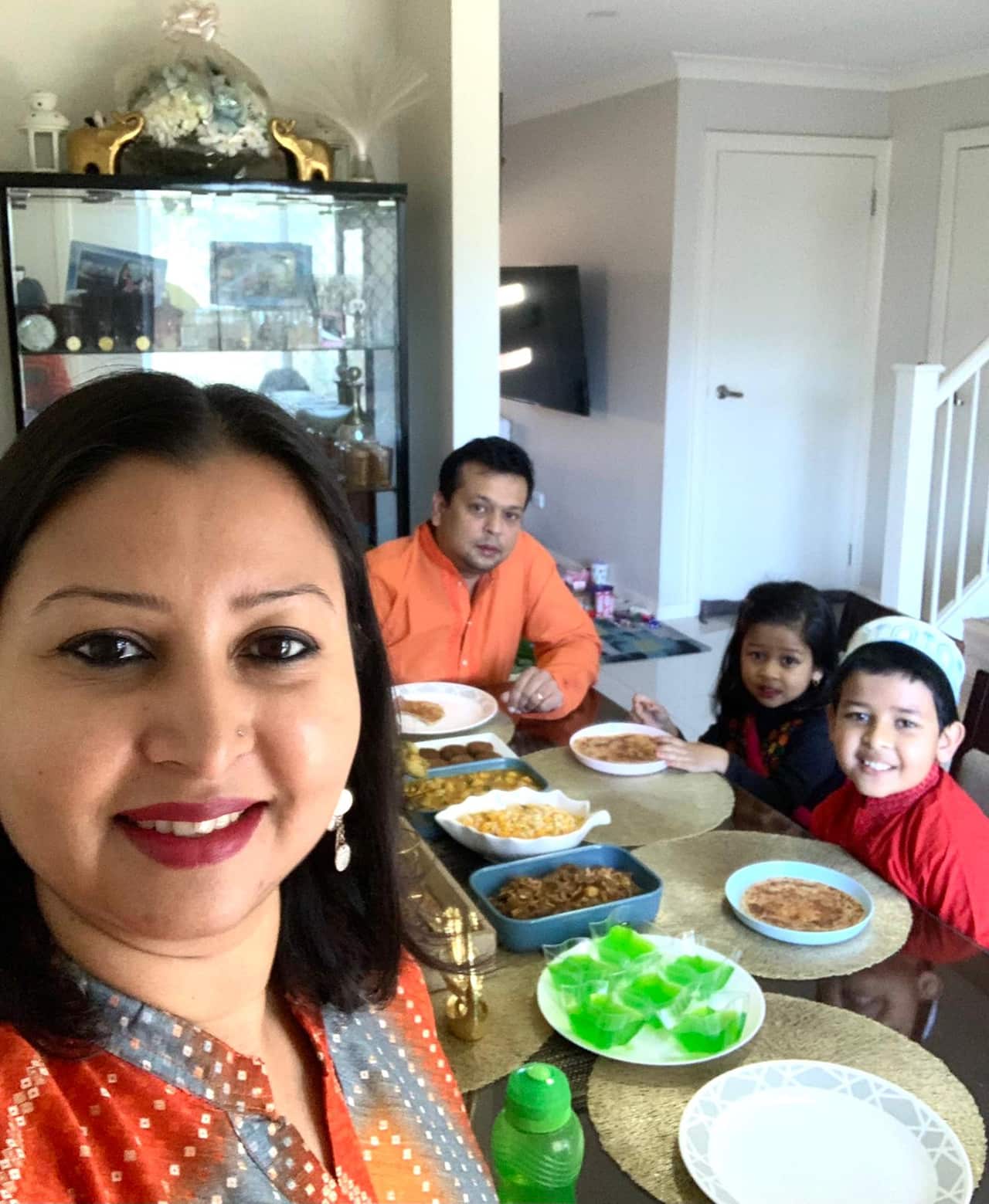 সিডনির উডক্রফ্টের আলবিনা হক বলেন, এ বারই প্রথম ঈদ, যেদিন আমার বাসায় কেউ আসেন নি। এমনিতে প্রতি ঈদে আমার বাসায় ২৫ থেকে ৩০ জন নাশতা খেতে আসেন।