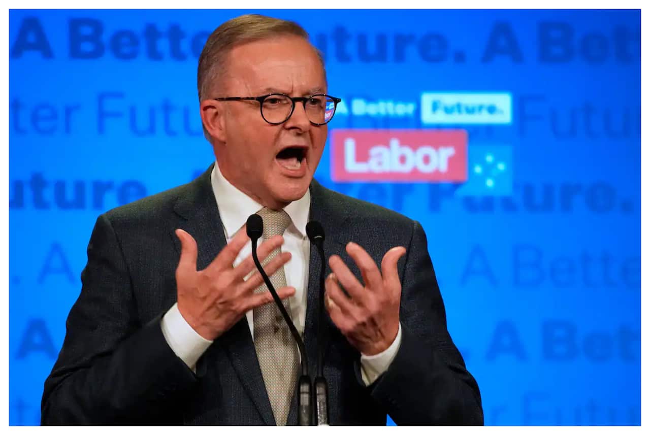 “ไม่ว่าคุณจะลงคะแนนเสียงเลือกตั้งไปอย่างไร … รัฐบาลที่ผมเป็นผู้นำจะเคารพทุกคนในทุกๆ วันของคุณ” นายอัลบานีซี บอกกับฝูงชน