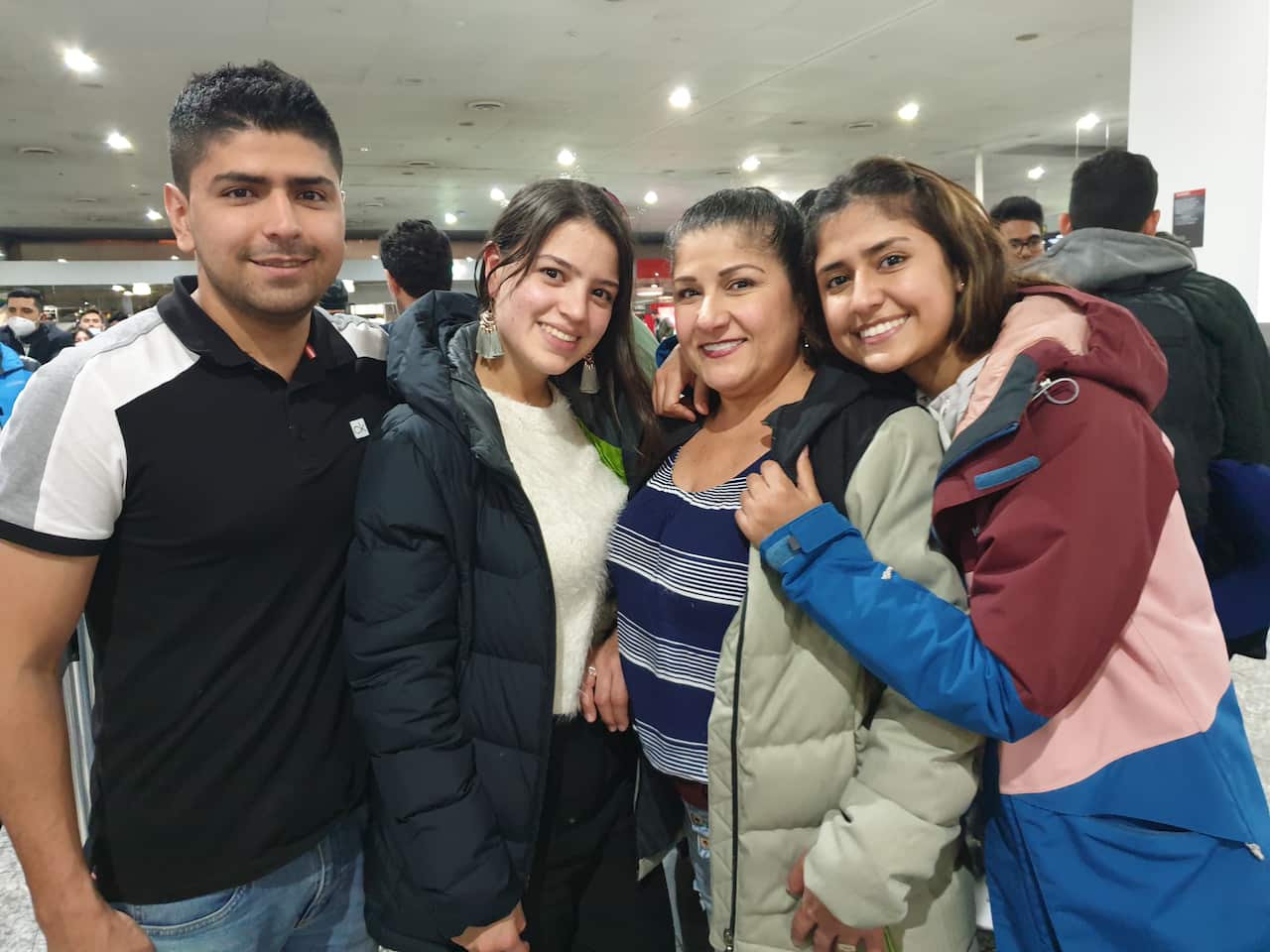 Aleíta Montes con sus familiares en el aeropuerto de Tullamarine, en Melbourne. 