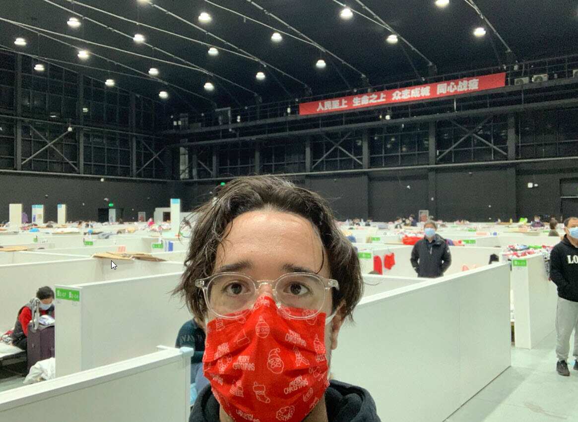 Alessandro all'interno della struttura adibita a centro di raccolta di persone positive al Covid a Shangai