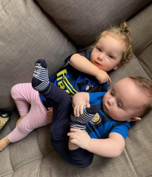Alessio ha 3 figli nella foto Elijah Zayn e Jolie Roze Alai, poi si è aggiunto Zayn Izaak - ai quali trasmette la passione per l'italiano e per l'Inter.