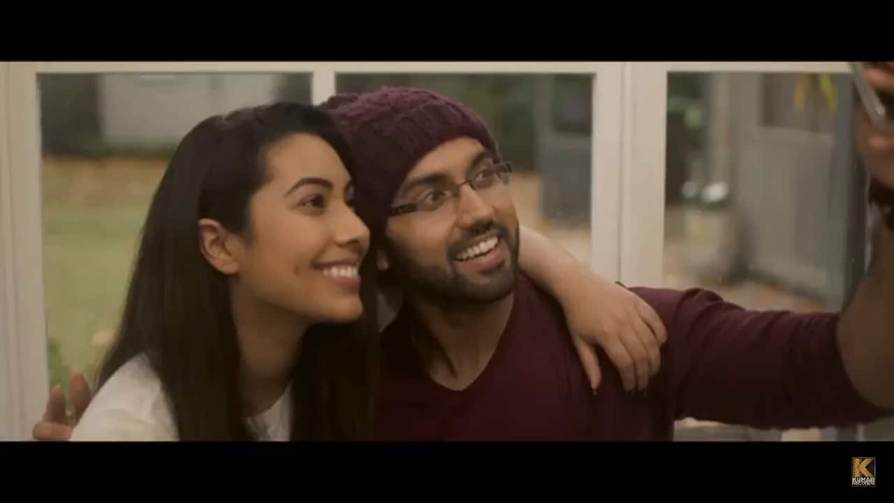 A scene from the video of the song Aakhri Mulaqat