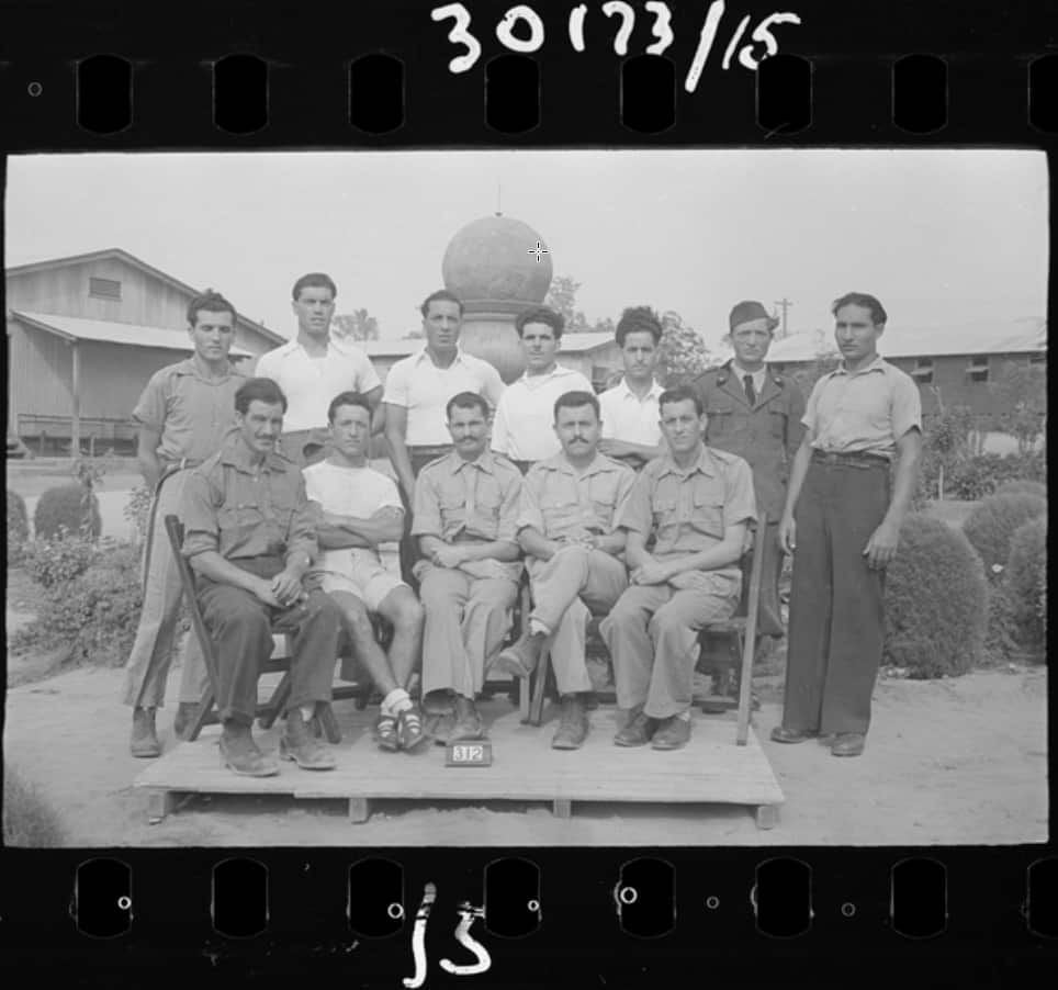 Angelo Amante (seconda fila, primo a sinistra) al campo per prigionieri di guerra di Cowra, NSW. 6 Febbraio 1944. 