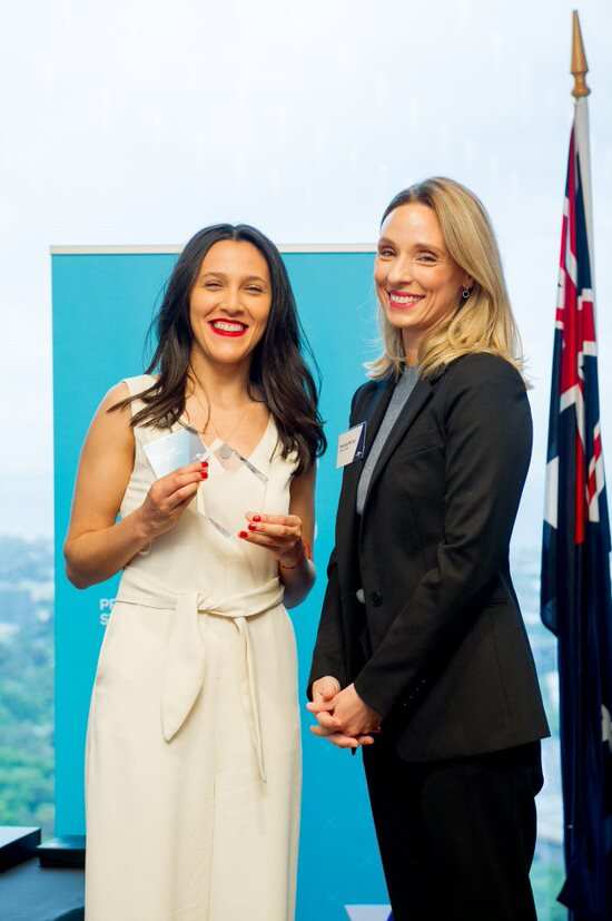 Ana Llorente, recibiendo su premio en Melbourne.