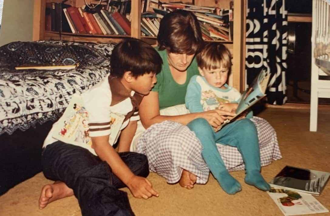 앤드류 찰튼 의원의 어린 시절. 형과 어머니와 함께