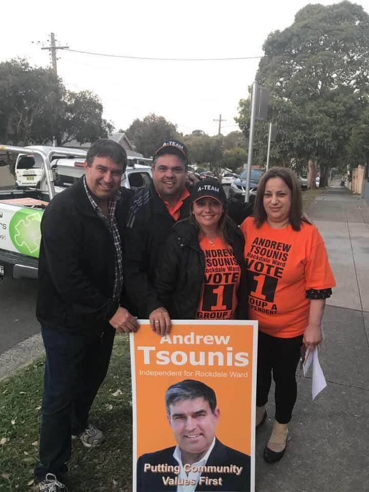 Ο ομογενής υποψήφιος στον Δήμο Bayside, Ανδρέας τσούνης (πρώτος από αριστερά) ανάμεσα σε υποστηρικτές του